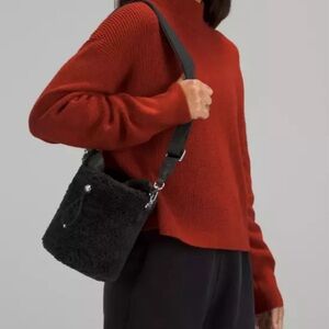 Lululemon Crossbody Black Bucket Bag Fleece 2.5L